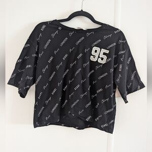 🎀$5 H&M Black Graphic Tee with London Print Loose Fit New Without Tags